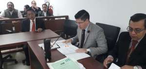 El fiscal Mario Salazar (c) solicit&oacute; que se llame a juicio a los 3 implicados en actos de corrupci&oacute;n en Petroecuador. 