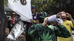 En los exteriores de la Suprema Corte de Justicia hubo manifestaciones a favor y en contra del proyecto. Foto: AFP