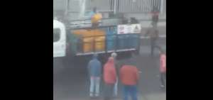 En las im&aacute;genes se ve c&oacute;mo los ciudadanos se agarran de la estructura met&aacute;lica de un veh&iacute;culo que transporta cilindros de gas y logran sacar algunas bombonas.