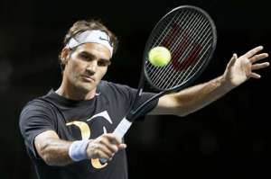 Federer devuelve una pelota durante un entrenamiento previo al partido ante Kazajist&aacute;n. Foto: EFE
