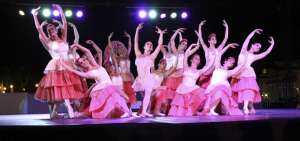 La Compa&ntilde;&iacute;a Juvenil de Ballet sella el final de la coreograf&iacute;a del Vals de las Flores, uno de los n&uacute;meros del cl&aacute;sico musicalizado con un tema de Tchaikovsky.