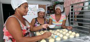 Las emprendedoras obtuvieron los equipos necesarios para preparar pan: horno, batidora industrial, planchas y una mesa para amasar.