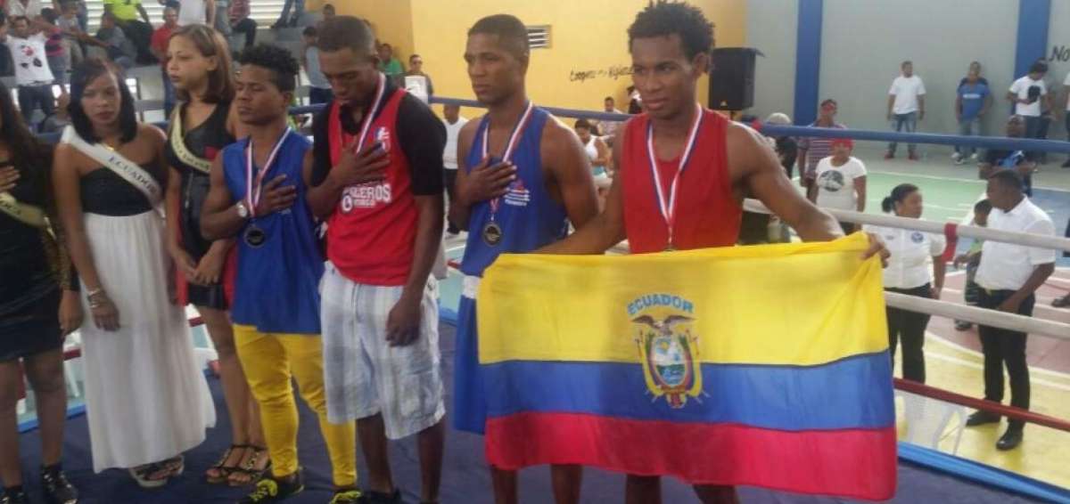 El pugilista ecuatoriano Ludy Tenorio sostiene la bandera tricolor durante la premiaci&oacute;n del torneo.