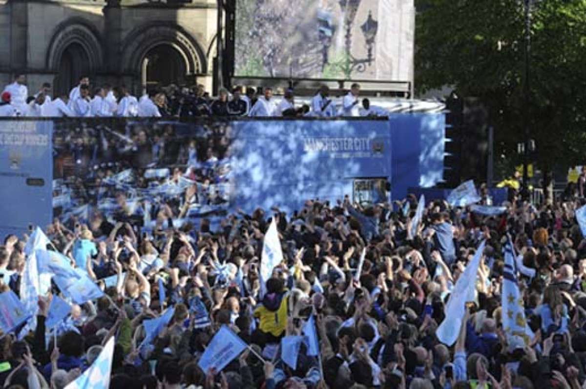 Los jugadores del Manchester City celebraron ayer en el ayuntamiento de la ciudad con sus aficionados la obtenci&oacute;n de su cuarto t&iacute;tulo de Premier League. Foto: EFE