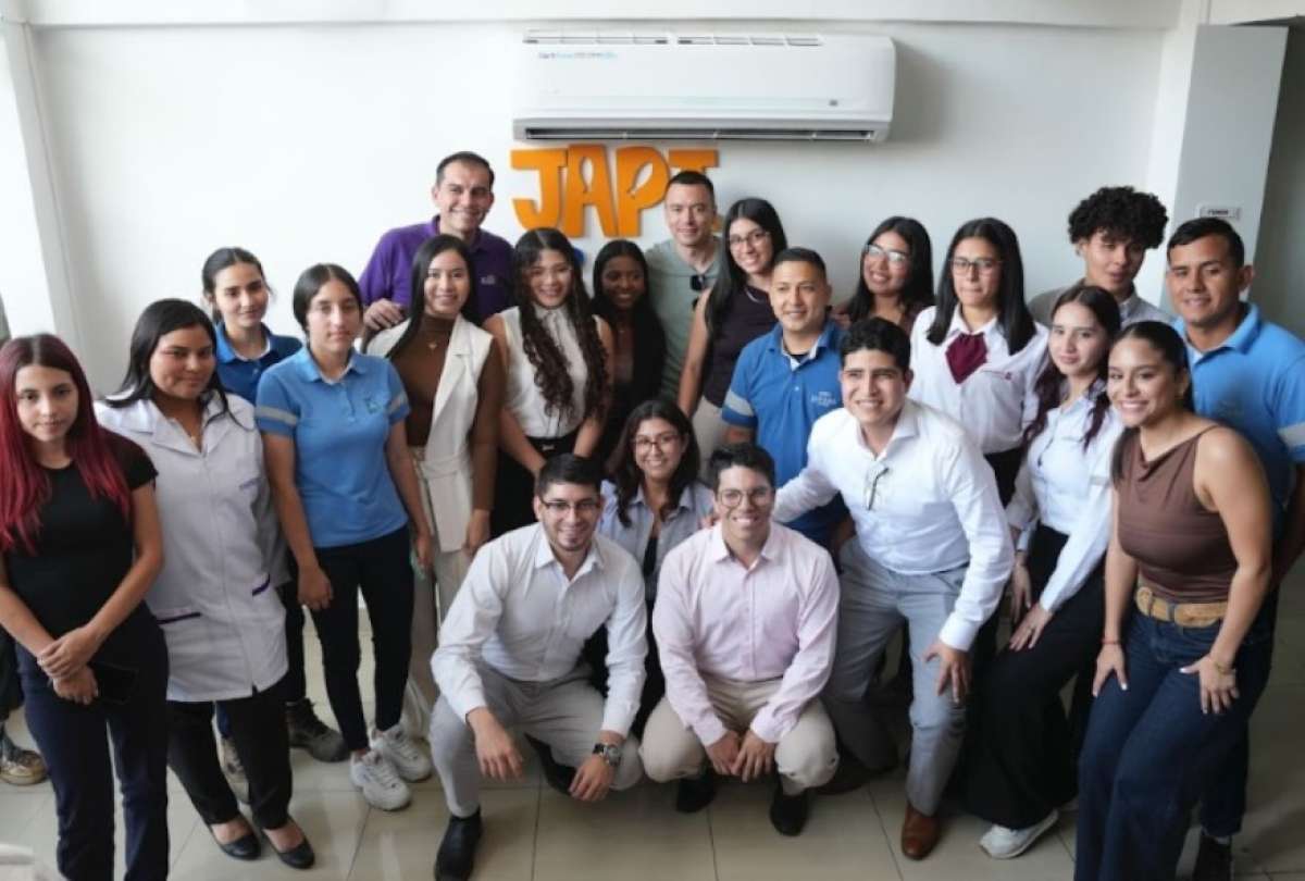 J&oacute;venes vinculados a trav&eacute;s de Encuentra Empleo dialogaron con el presidente Noboa