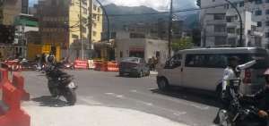 Los agentes de tr&aacute;nsito informan a los conductores sobre los desv&iacute;os.