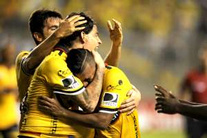 Ismael Blanco (c) celebra su primer gol;Mario Mart&iacute;nez (d) y Franco Peppino (i)participan en el festejo. Foto: Miguel Castro.
