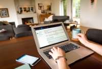 El Código de Trabajo establece que los feriados son días de descanso obligatorio y no recuperables. Si laboras en estas fechas, tienes derecho a recibir el doble de tu salario por hora.