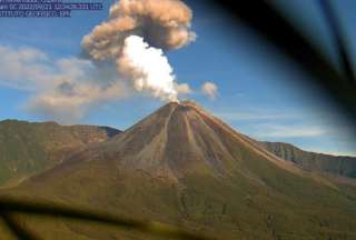 El volcán Reventador expulsó más ceniza que caerá en poblaciones cercanas