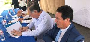 El rector de la UTM, Vicente V&eacute;liz, firma el recibimiento de las tierras.