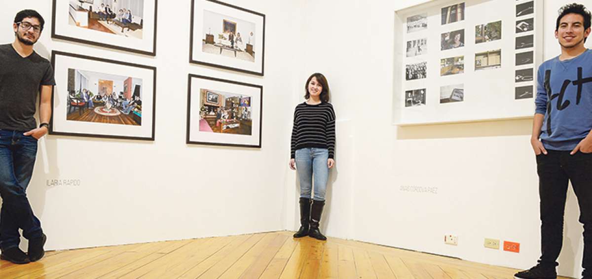 Los curadores de la exposici&oacute;n  son Nicol&aacute;s Saavedra, Luis L&oacute;pez, Mar&iacute;a del Carmen Ord&oacute;&ntilde;ez  y Mar&iacute;a Emilia Contreras.