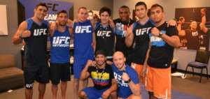 El ecuatoriano 'Chito' Vera (tercero de la izquierda) junto a compa&ntilde;eros latinos que forman parte de la UFC.