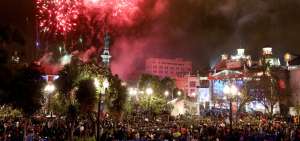 Quite&ntilde;os llenaron la noche del lunes la Plaza Grande, donde hubo fuegos artificiales.