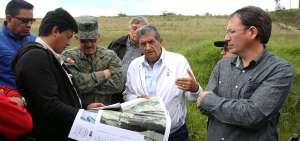 El alcalde H&eacute;ctor J&aacute;come explica a funcionarios de la ESPE el proyecto del nuevo camal de Rumi&ntilde;ahui.