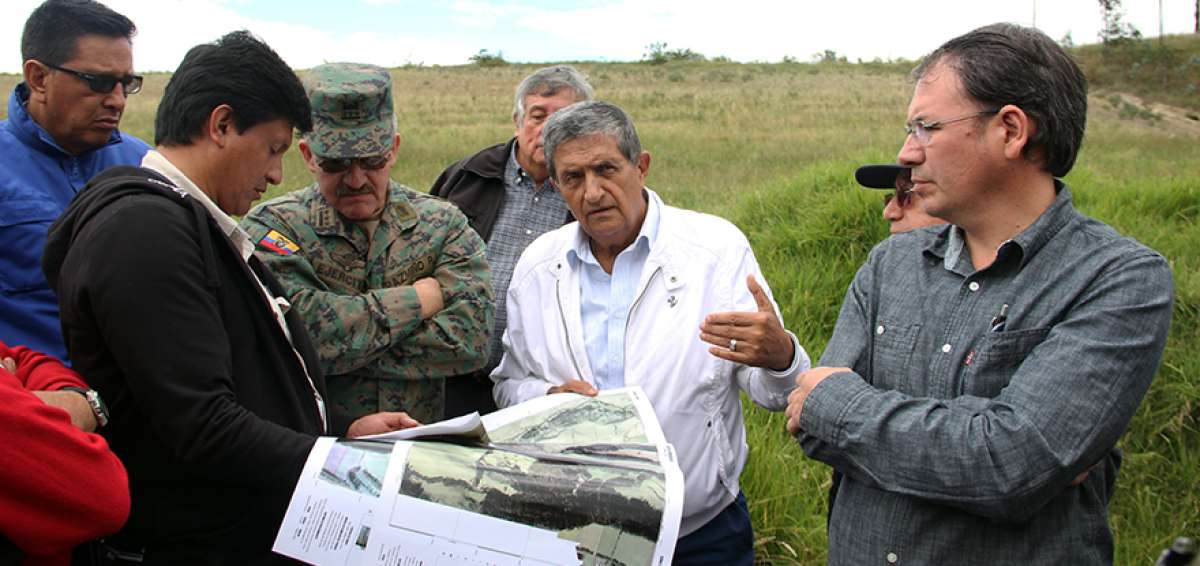 El alcalde H&eacute;ctor J&aacute;come explica a funcionarios de la ESPE el proyecto del nuevo camal de Rumi&ntilde;ahui.