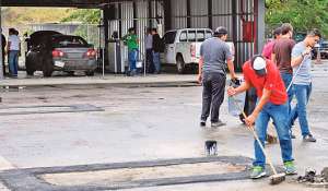 El personal de la empresa SGS limpi&oacute; las instalaciones para revisi&oacute;n ubicadas detr&aacute;s de la terminal R&iacute;o Daule el fin de semana. Foto: Karly Torres / El Tel&eacute;grafo