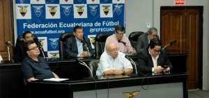 Miembros del Directorio de la Federaci&oacute;n Ecuatoriana de F&uacute;tbol reunidos en el auditorio principal de la Ecuaf&uacute;tbol, ubicado en Guayaquil.