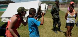 Stiven Pisco aprovech&oacute; la c&aacute;mara de los delegados de la Unasur para tomarle fotos a su mam&aacute; Carmen. Su familia es una de las 19 albergadas en Rocafuerte.