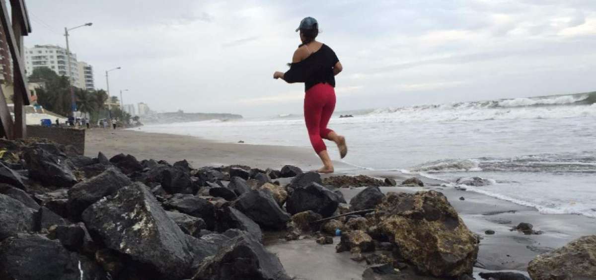 Quienes escogieron mantener su rutina en El Murci&eacute;lago debieron pasar por rocas y pozos de agua formados por la subida del mar. La jornada de ejercicios en el lugar arranca antes de las 05:00.