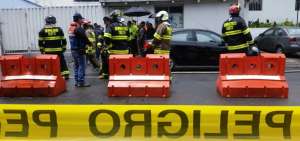Personal del Cuerpo de Bomberos inspecciona la zona.