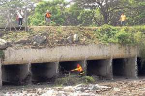 Los pilares de puente son reforzados