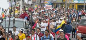 La delegaci&oacute;n ind&iacute;gena comenz&oacute; su recorrido desde el mercado mayorista (sur de Quito) avanz&oacute; hasta la Plaza Grande. Hace 14 d&iacute;as salieron desde Pastaza.