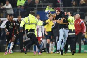 Este aficionado le lanz&oacute; su bufanda a la cara del delantero franc&eacute;s. Foto: Agencia AFP