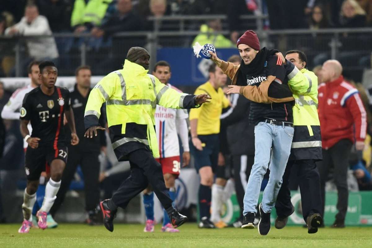 Este aficionado le lanz&oacute; su bufanda a la cara del delantero franc&eacute;s. Foto: Agencia AFP