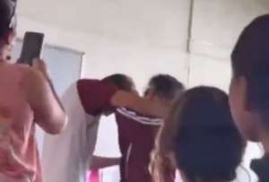 El momento de la agresi&oacute;n en una escuela mexicana gener&oacute; rechazo en redes sociales.