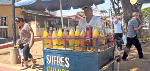 En la ciudadela Las Acacias, Carlos Andr&eacute;s Sol&iacute;s es uno de los vendedores de prensados. Al d&iacute;a vende m&aacute;s de 60 vasos. Foto:  Xiomara Banda