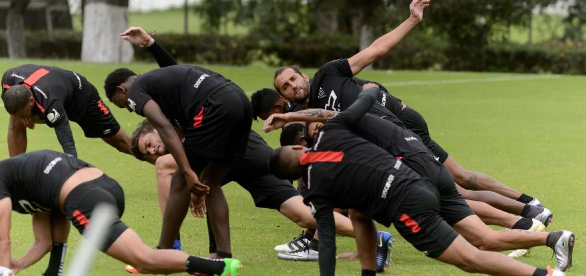 El delantero Hern&aacute;n Barcos (al fondo) vuelve a jugar el torneo con los &lsquo;albos&rsquo;, luego de la final de 2011.