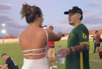 El bochornoso y viral momento fue captado en video. La mujer, visiblemente molesta, interrumpió un partido de fútbol amateur para llevarse a su pareja, quien ni siquiera había sido titular.