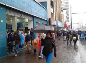 En algunos negocios, los propietarios ubicaron a sus empleados en las puertas de ingreso para evitar que manifestantes ingresen.
