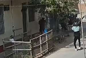 En Lima, un hombre recibi&oacute; nueve balazos. Estaba junto a su hijo. 