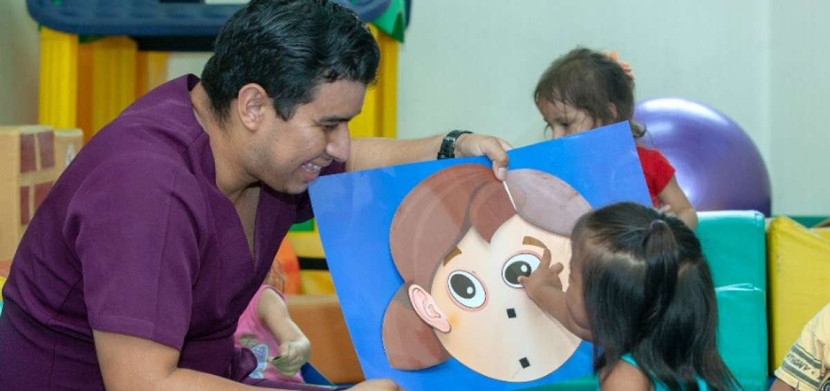 Personal de la Fundaci&oacute;n realiza actividades l&uacute;dicas con los ni&ntilde;os beneficiados. 