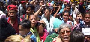 Migrantes se congregaron en el l&iacute;mite entre Colombia y Ecuador para solicitar una autorizaci&oacute;n e ingresar sin visa.