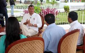 El presidente de la Rep&uacute;blica, Rafael Correa, durante una entrevista con medios, realizada en el parque central del cant&oacute;n Carlos Julio Arosemena Tola. Foto: Presidencia de la Rep&uacute;blica