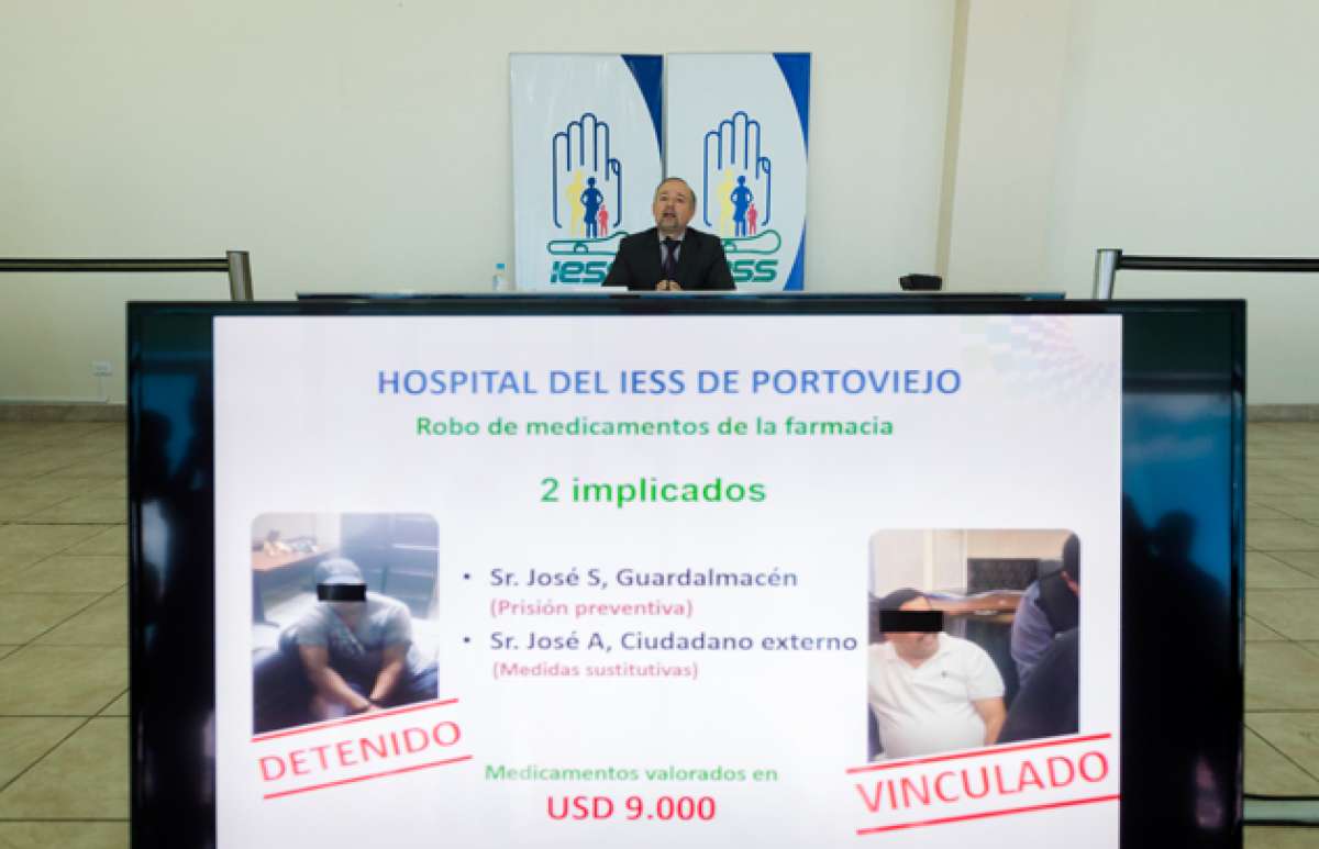 Durante su presentaci&oacute;n, el titular del Consejo del IESS mostr&oacute; los actos descubiertos en Portoviejo. Foto: John Guevara / El Tel&eacute;grafo
