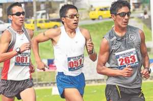 El marchista azuayo Rolando Saquipay (derecha) fue el mejor atleta sudamericano en la Copa Mundo de Marcha en Taicang, China. Foto: Archivo.