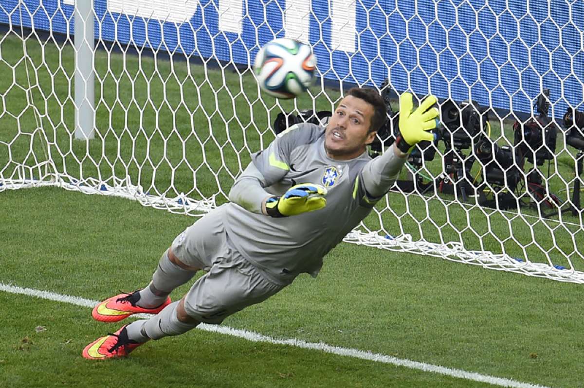 Julio C&eacute;sar, arquero de Brasil, tap&oacute; dos penales ante Chile.