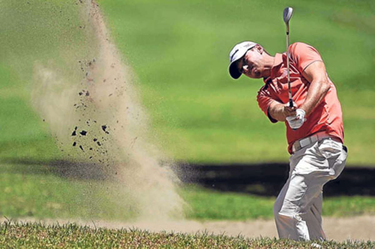 El estadounidense TylerMcCumber golpea la pelota en el hoyo 17, durante el All You Need is Ecuador que se juega en el Quito Tenis y Golf Club. Foto: Andr&eacute;s Darquea / El Tel&eacute;grafo.