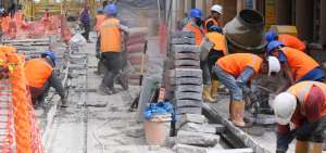 Los trabajos del tranv&iacute;a, en la calle Gran Colombia, se cumplen de acuerdo al cronograma establecido. Los obreros trabajan las 24 horas del d&iacute;a.