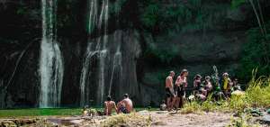 El Salto de Oro tiene una profundidad de 50 metros y una altura que oscila entre los 8 y 20 metros. La cascada brinda un singular panorama.