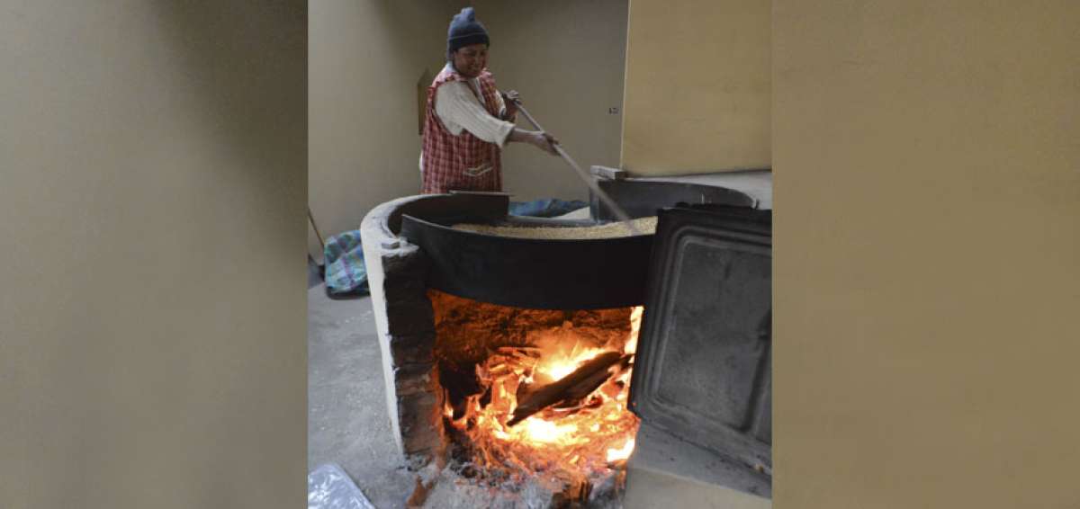 El grano es tostado en unas grandes pailas de acero calentadas en horno de le&ntilde;a. La madera se recolecta en la zona monta&ntilde;osa de la provincia de Cotopaxi.