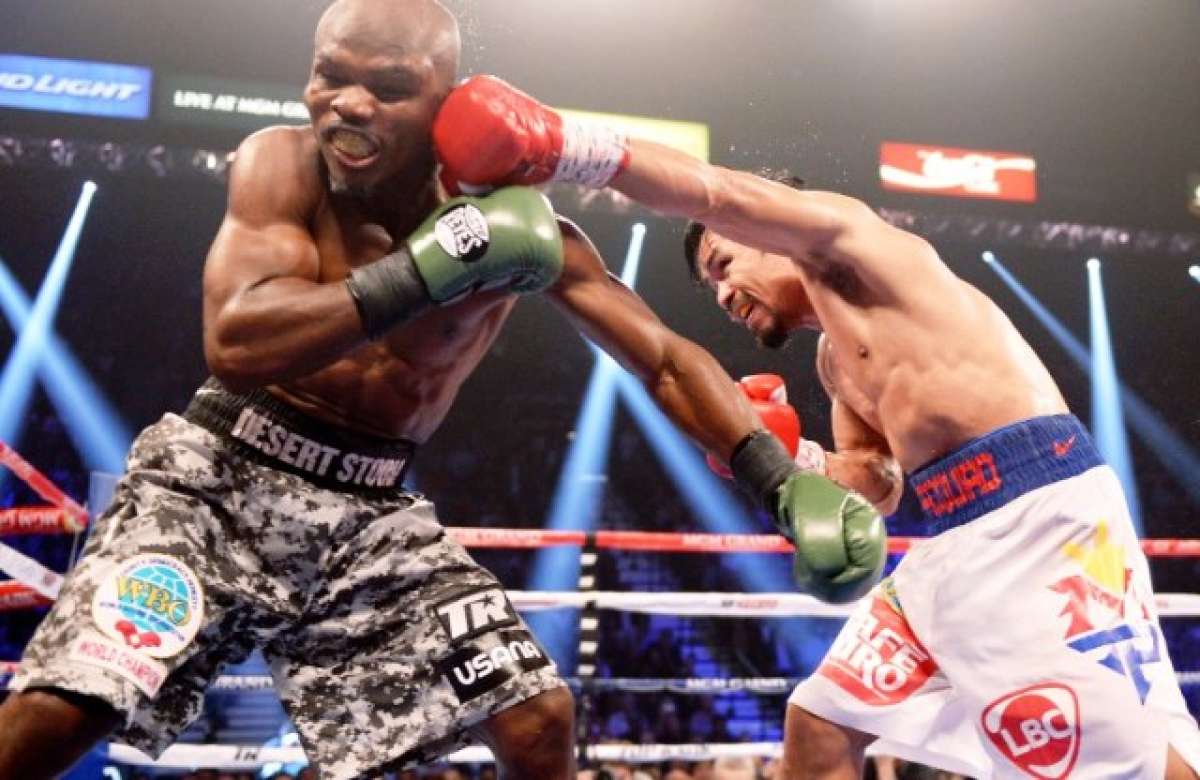 Con golpes como este, el Pac-Man logr&oacute; la decisi&oacute;n un&aacute;nime para recuperar el t&iacute;tulo. Foto: AFP
