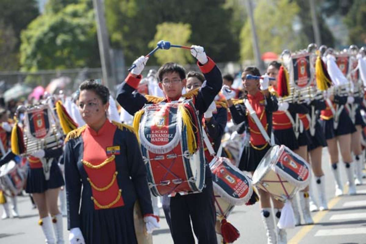 La presentaci&oacute;n de bastoneras, cachiporreros y bandas de paz es uno de los n&uacute;meros centrales de los desfiles de la confraternidad del norte y el sur de la urbe. Foto: Archivo / El Tel&eacute;grafo