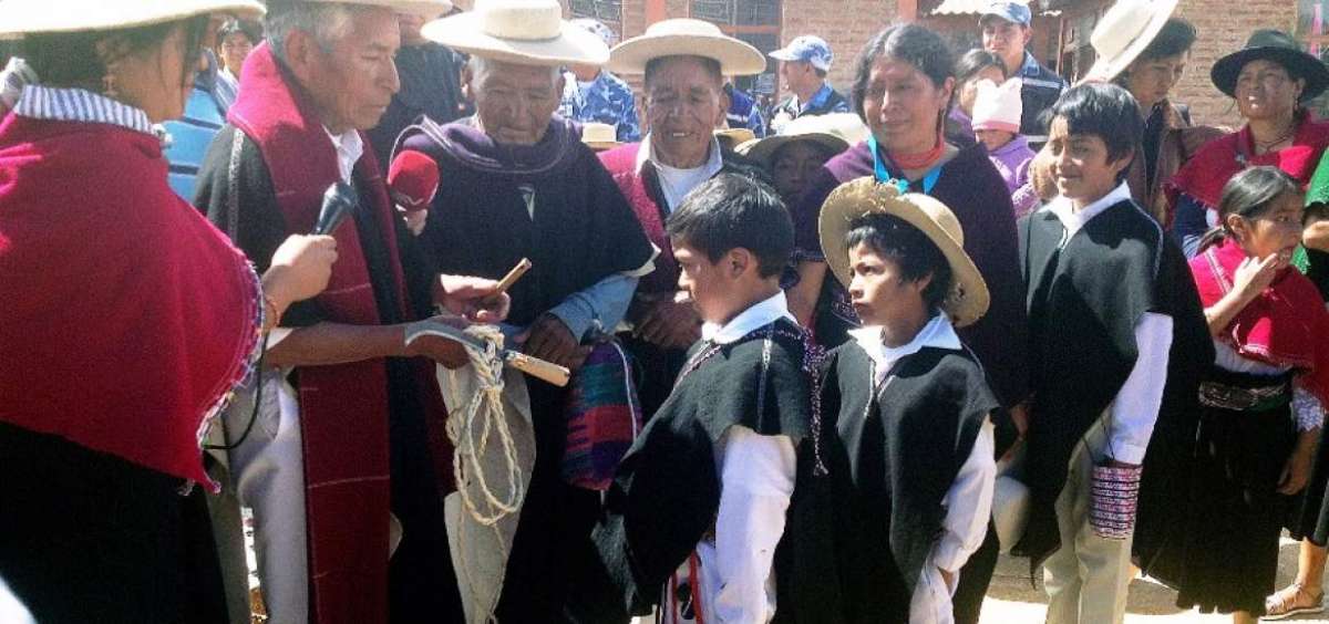 En la plaza Llakikama los adolescentes se forman para recibir de los adultos mayores los kamari. 