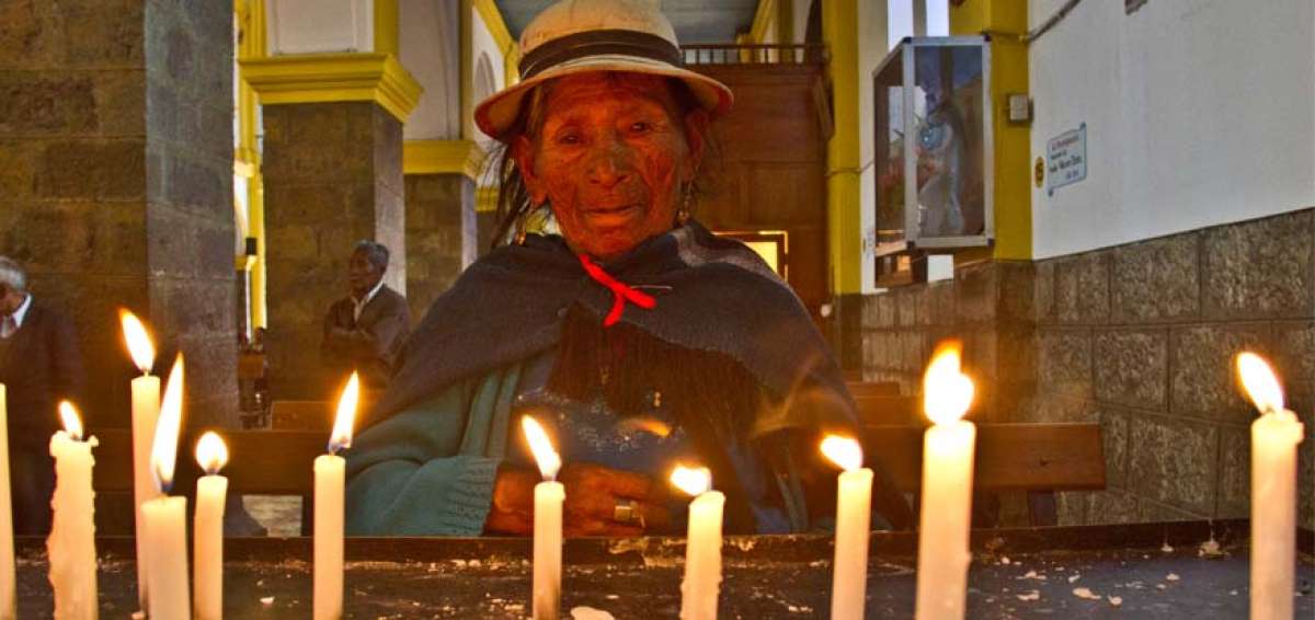 Rosario Pimbomasa ora en la iglesia de Santa Rosa, un sector rural del cant&oacute;n Ambaro.