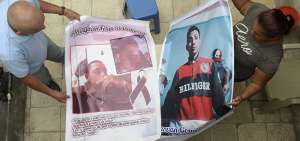 Los padres de dos de las 18 v&iacute;ctimas prepararon carteles para asistir a la pr&oacute;xima audiencia del 22 de noviembre.