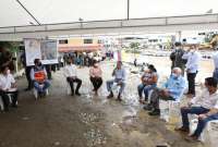 Guillermo Lasso (centro) conversa con moradores del  cantón Balao, donde el río del mismo nombre se desbordó